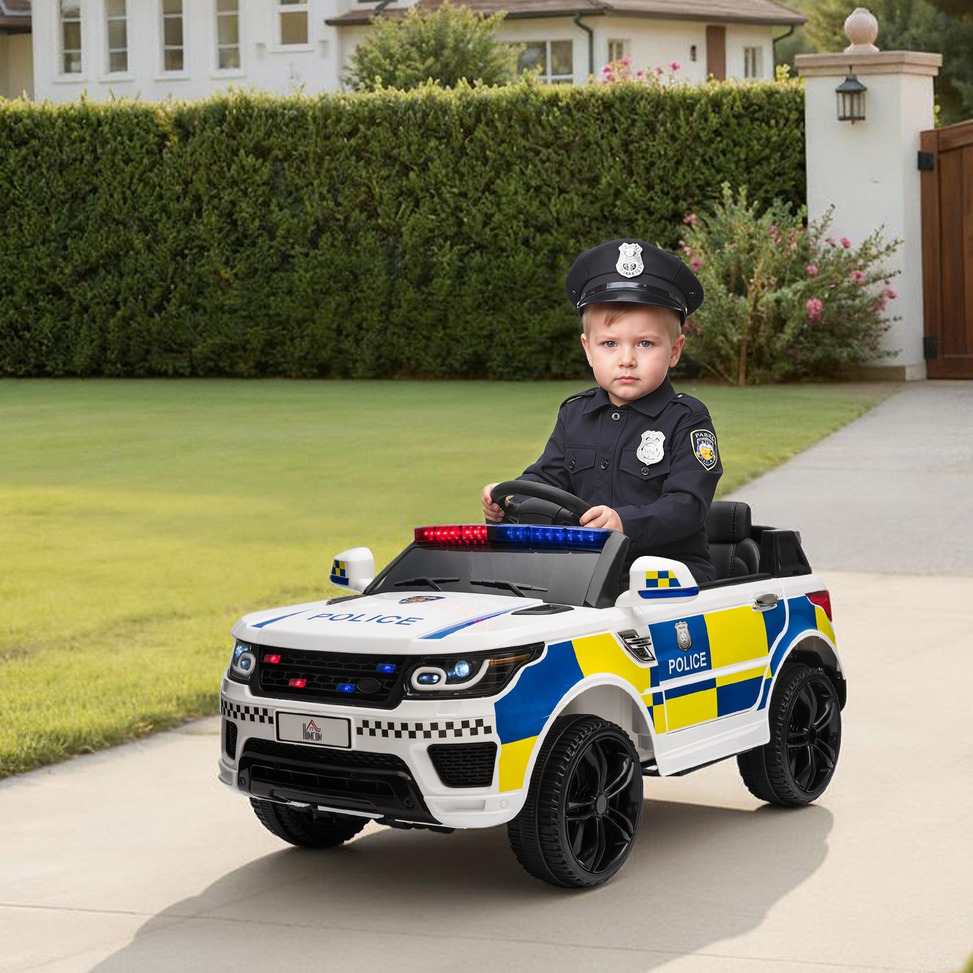 Bambino alla guida dell'auto elettrica polizia