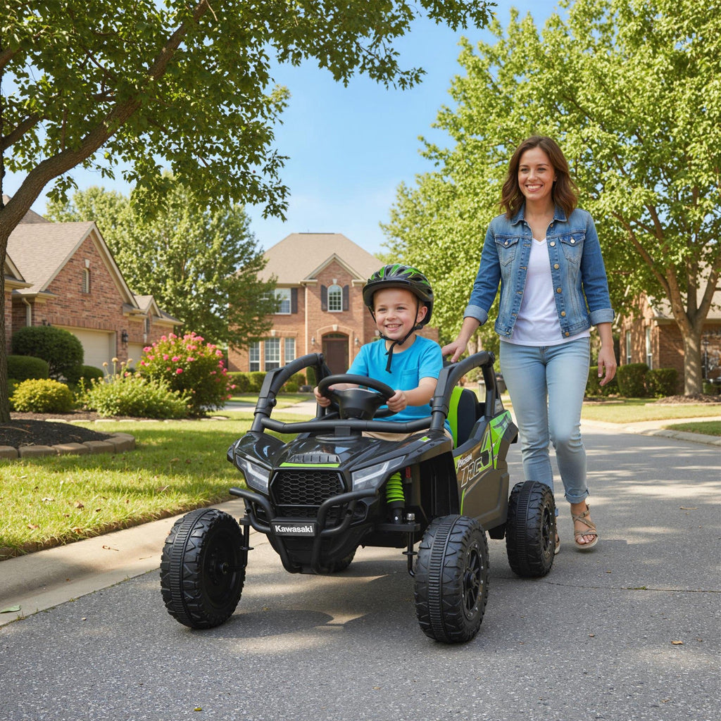 Bambino alla guida del Kawasaki Teryx KRX in strada