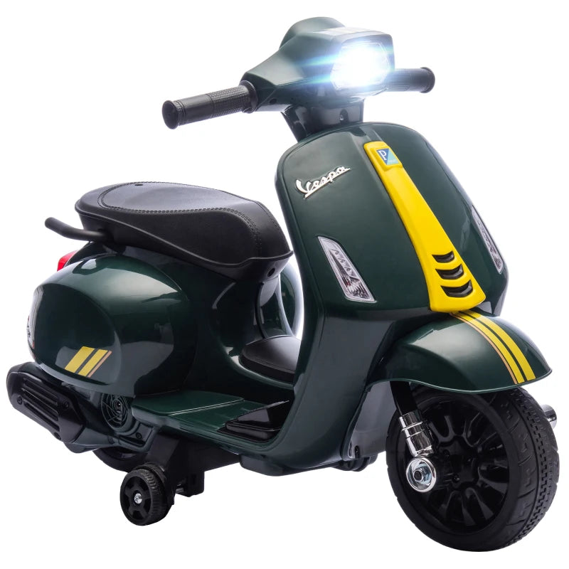 Vespa elettrica verde con faro acceso – vista laterale
