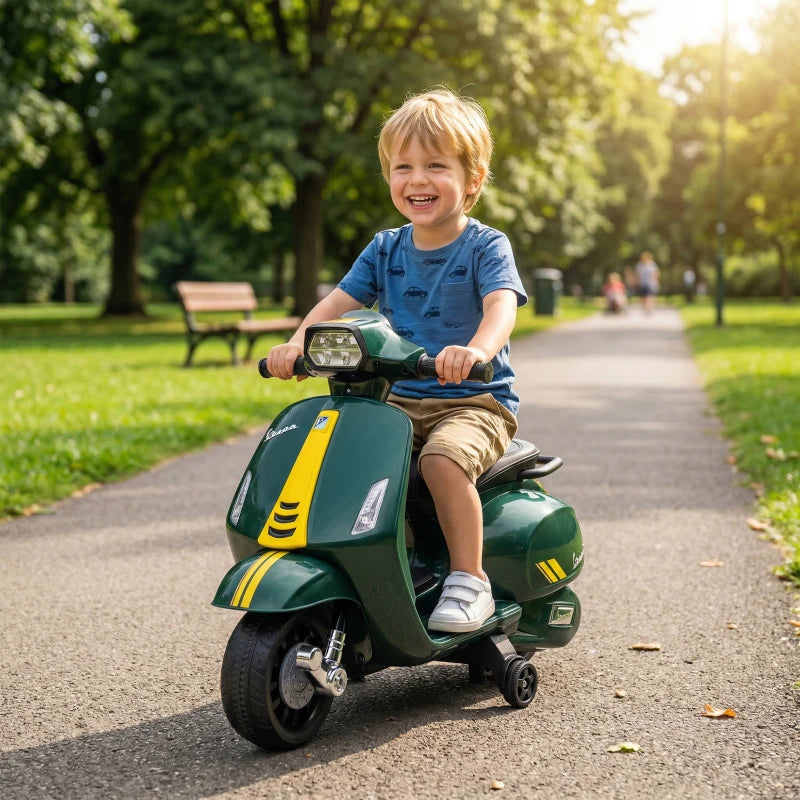 Un regalo per i bambini – Vespa elettrica verde con mamma